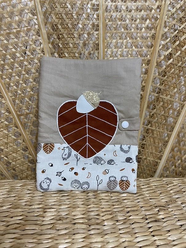 protège carnet de santé bébé fait main thème feuille tons taupe marron et blanc