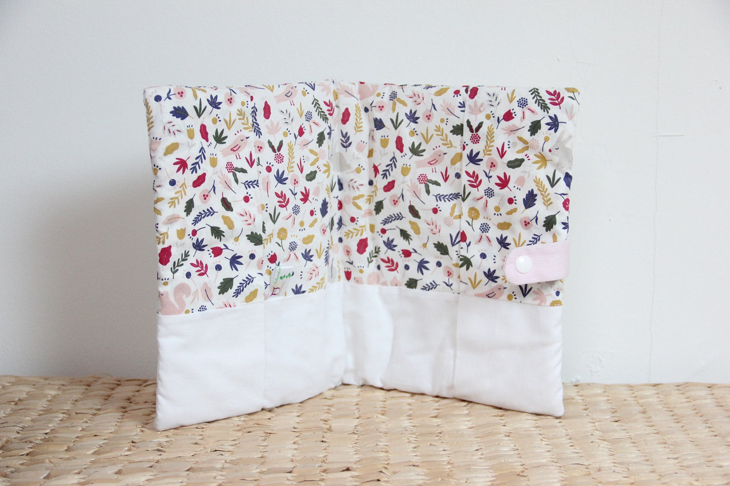 protège carnet de santé bébé fait main thème hiboux tons blanc et rose vue intérieure