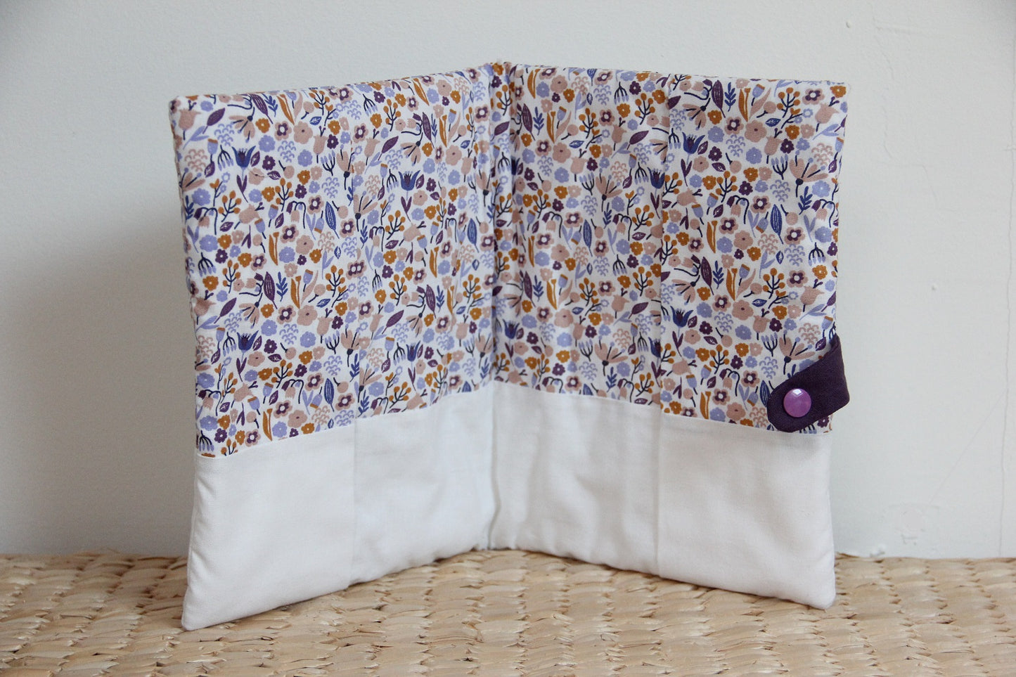 protège carnet de santé bébé fait main thème libellule tons violet et parme vue intérieure