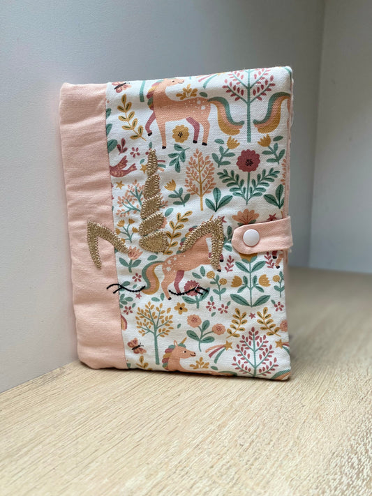 protege carnet bebe fait main licorne saumon