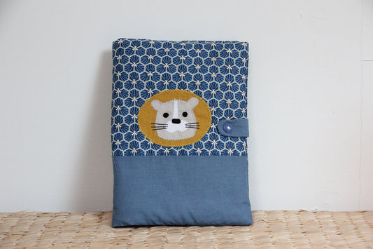 protège carnet de santé bébé fait main thème lion tons bleu foncé moutarde