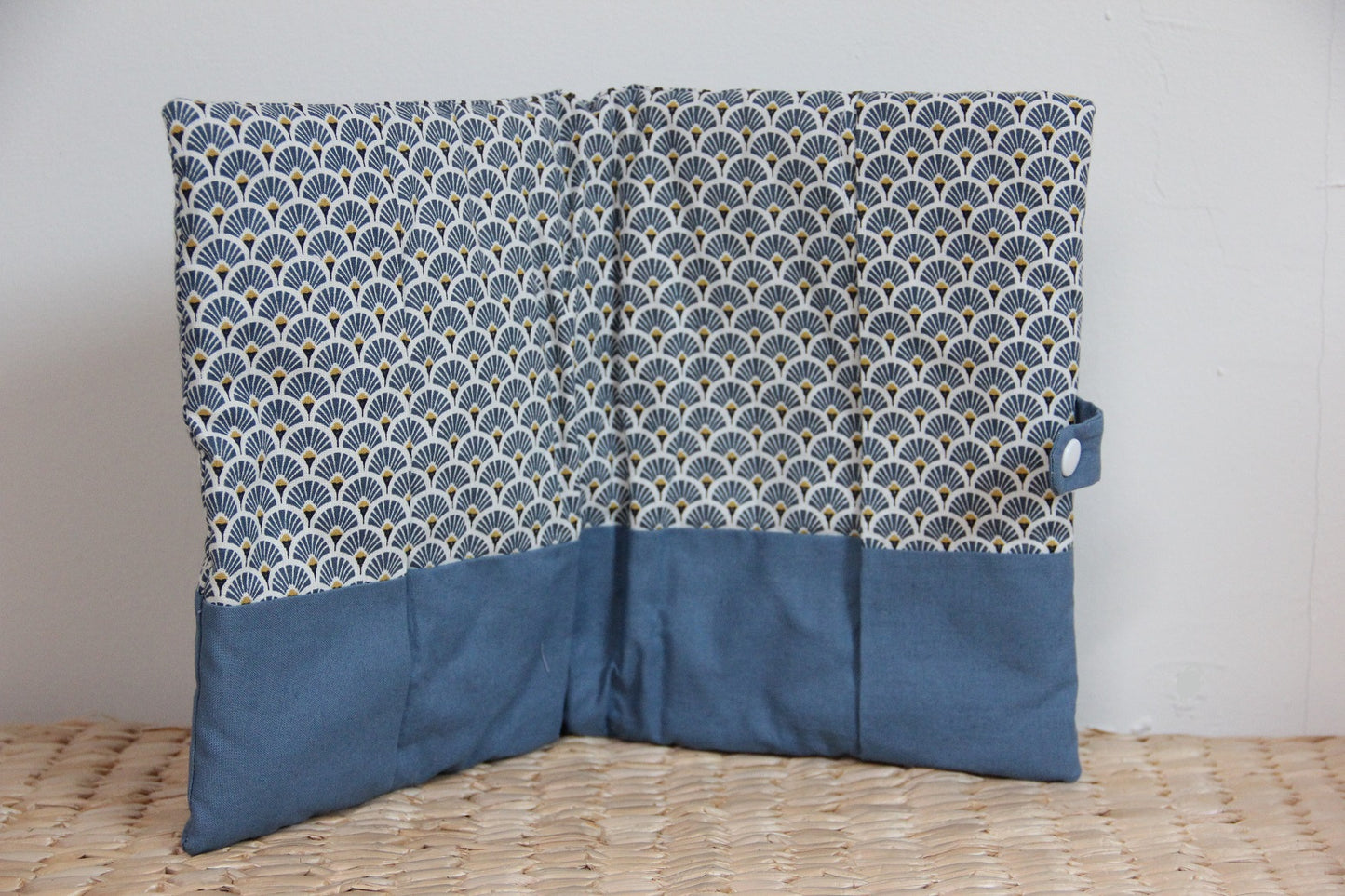protège carnet de santé bébé fait main thème lion tons bleu moutarde vue intérieure