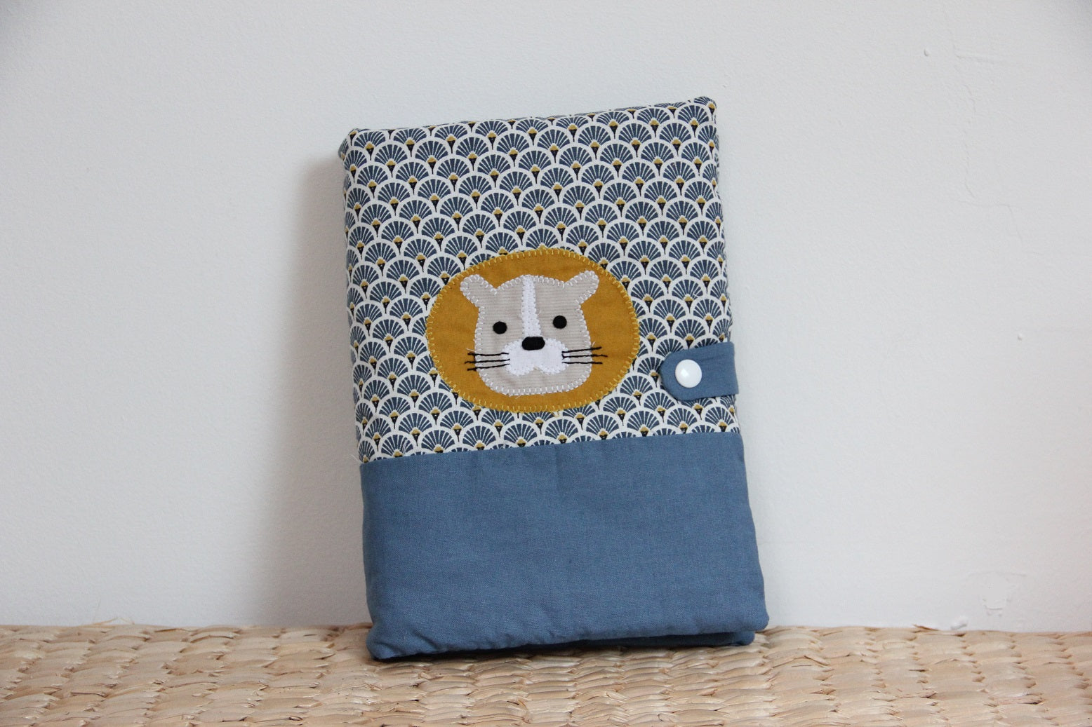 protège carnet de santé bébé fait main thème lion tons bleu moutarde