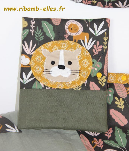 protège carnet de santé bébé fait main thème lion tons kaki moutarde
