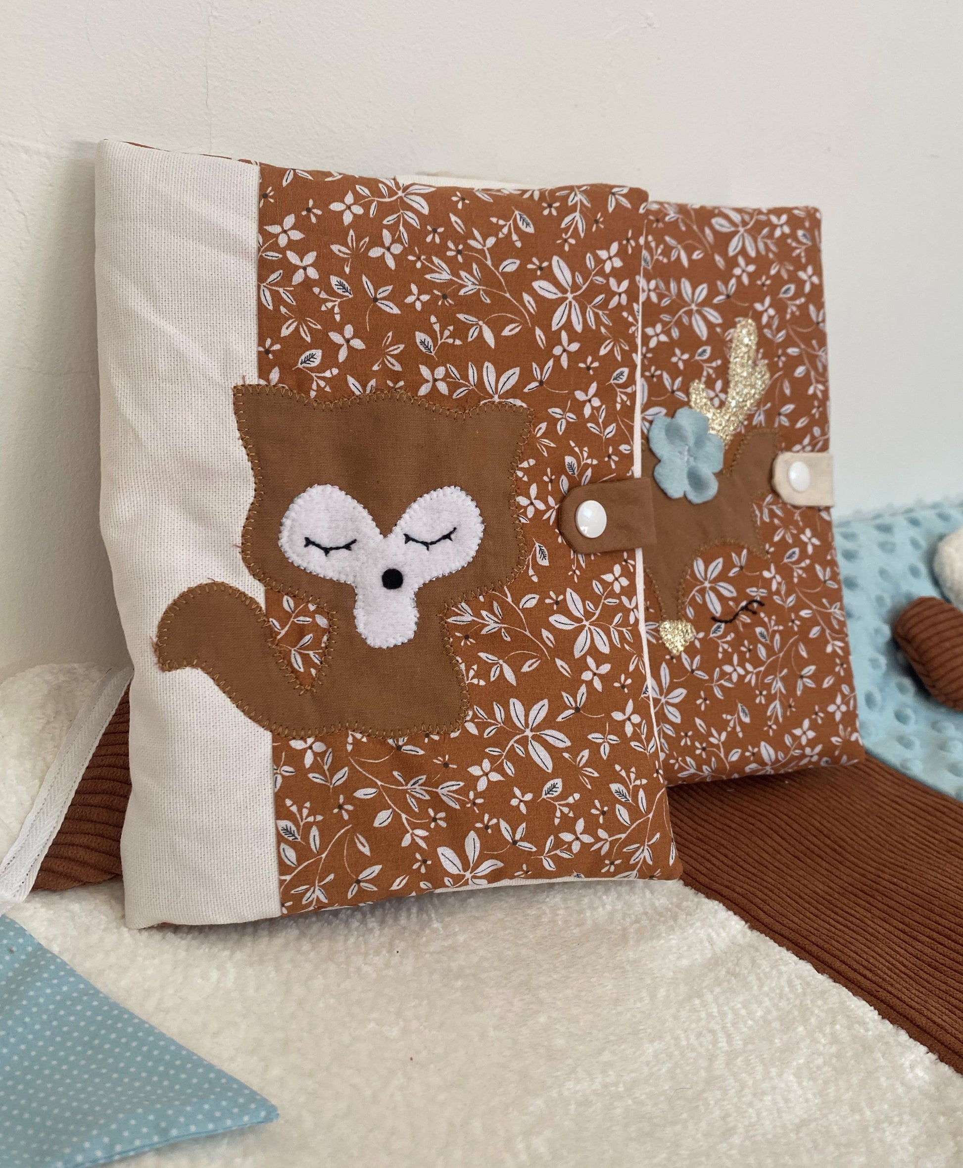 protège carnet de santé bébé fait main thème renard tons noisette et blanc vue collection