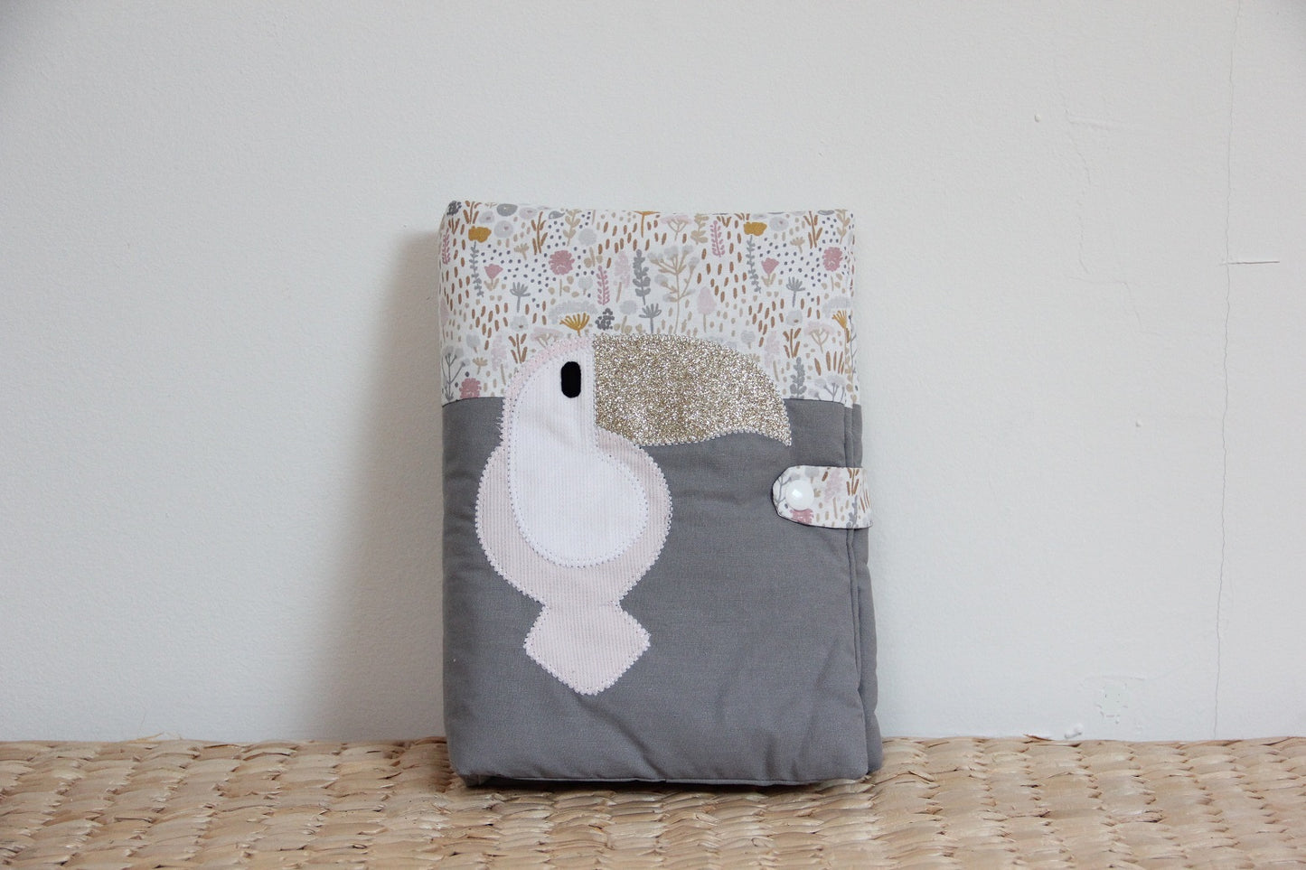 protège carnet de santé bébé fait main thème toucan tons gris et rose