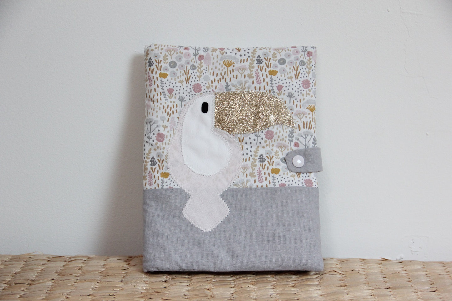 protège carnet de santé bébé fait main thème toucan tons gris et rose
