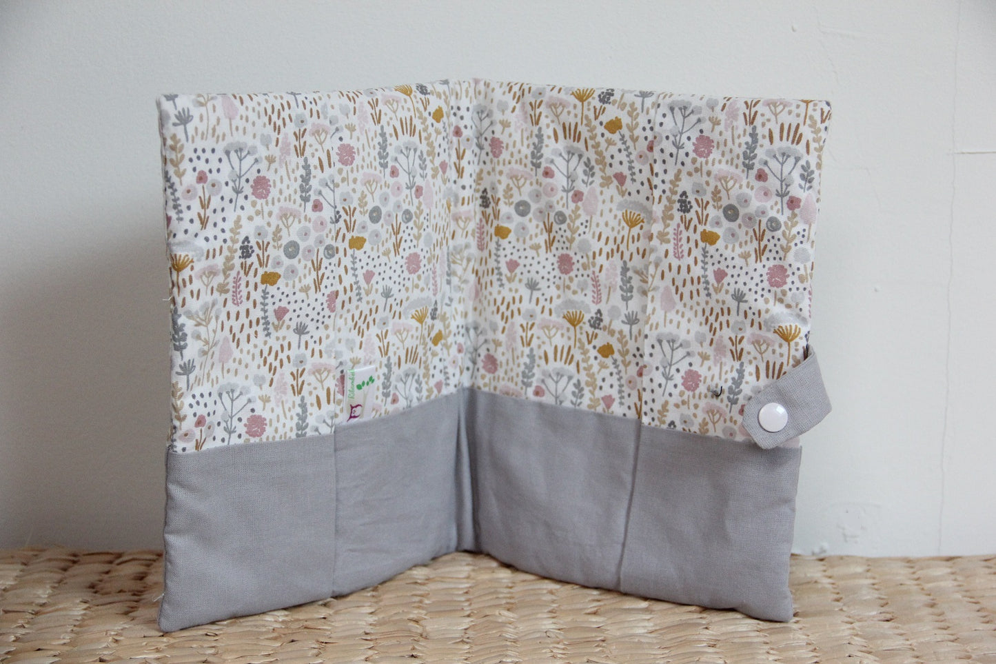 protège carnet de santé bébé fait main thème toucan tons gris et rose vue intérieure