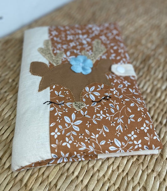 protège carnet de santé bébé fait main thème cerf tons noisette et blanc