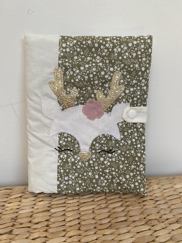 protège carnet de santé bébé fait main thème cerf tons vert sauge et blanc