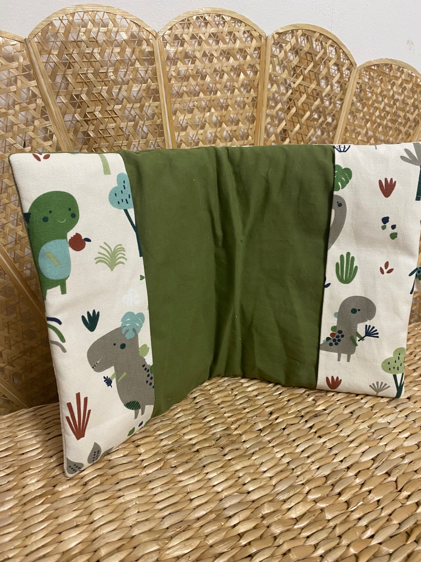 protège carnet de santé bébé fait main thème dinosaure tons kaki marron et blanc vue intérieur