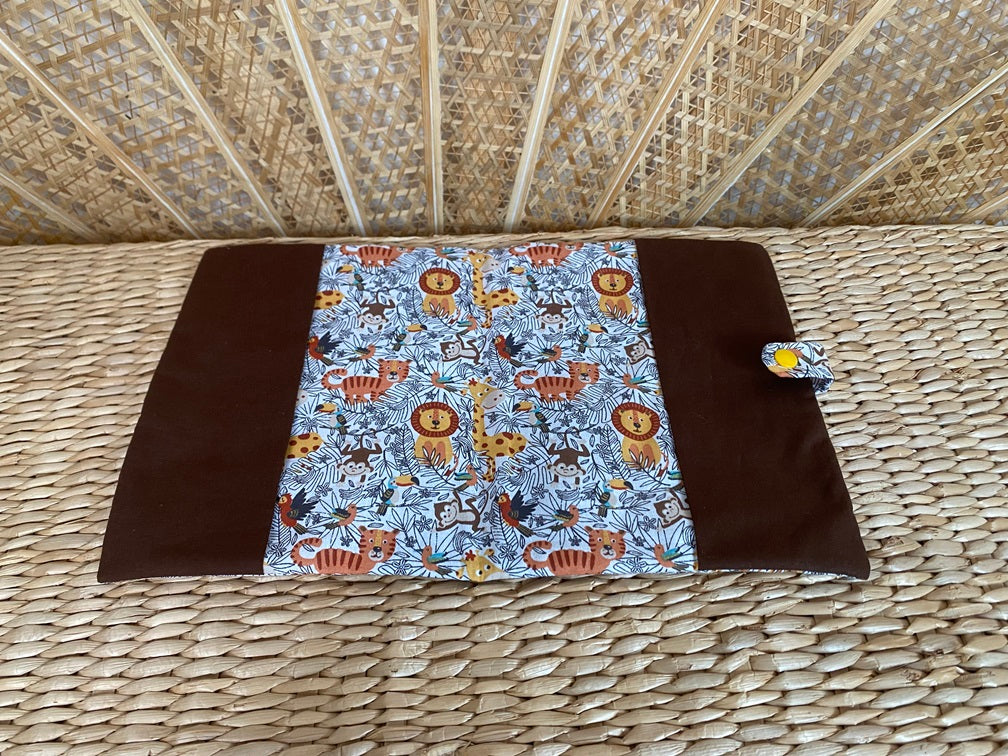 intérieur protège carnet de santé bébé fait main thème jungle tons marron moutarde